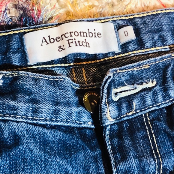 Abercrombie & Finch Distressed Jean Shorts.    008 - Picture 4 of 4